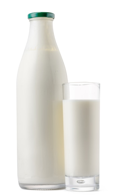 Botella de vidrio y taza de leche fresca aislado en blanco