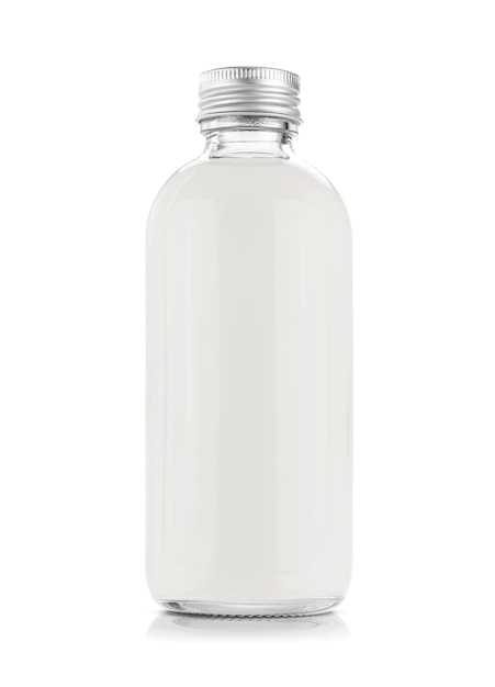 Botella de vidrio transparente de embalaje en blanco para maqueta de diseño de producto de bebida o medicamento aislado sobre fondo blanco con trazado de recorte