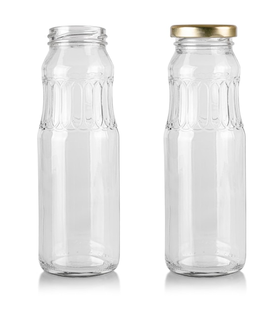 Botella de vidrio vacía aislada sobre fondo blanco con trazado de recorte