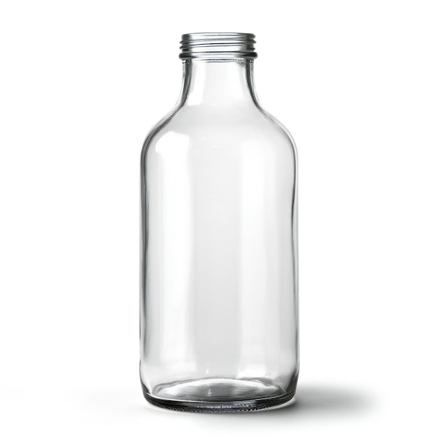 Botella de vidrio vacía aislada sobre un fondo blanco