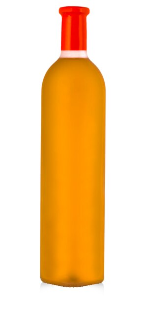 Botella de vino aislada sobre fondo blanco.