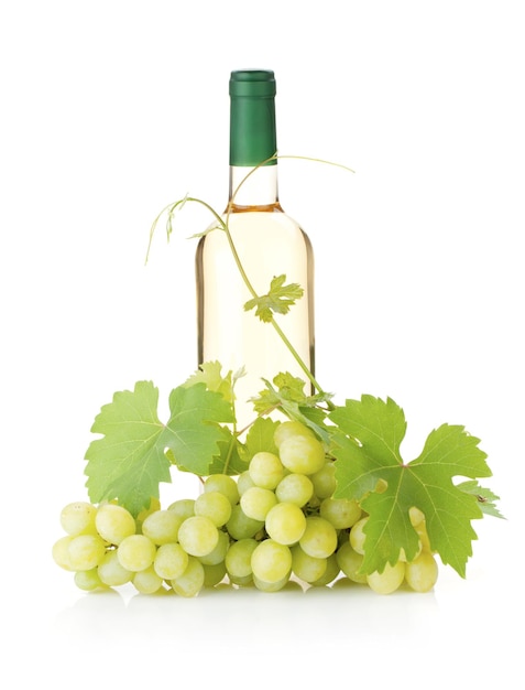 Botella de vino blanco y uvas