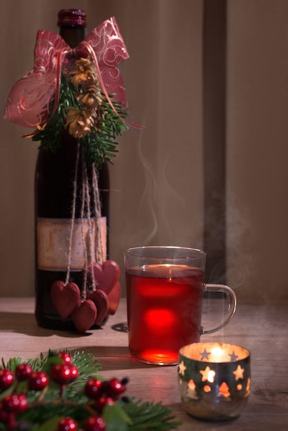 Botella de vino caliente y vela encendida