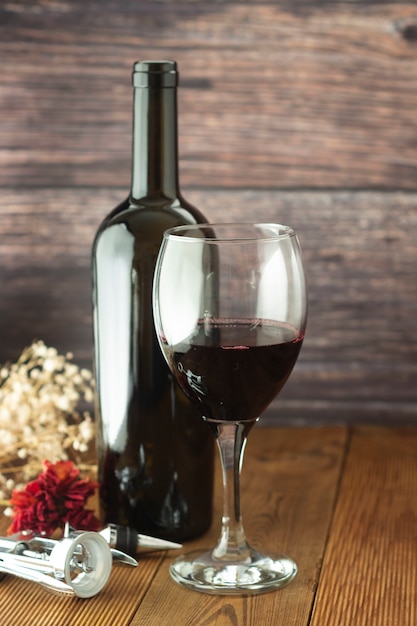 Botella de vino con copa de vino sacacorchos rústico tablero de madera, espacio de copia.