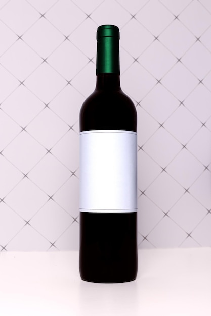 Foto botella de vino con etiqueta blanca