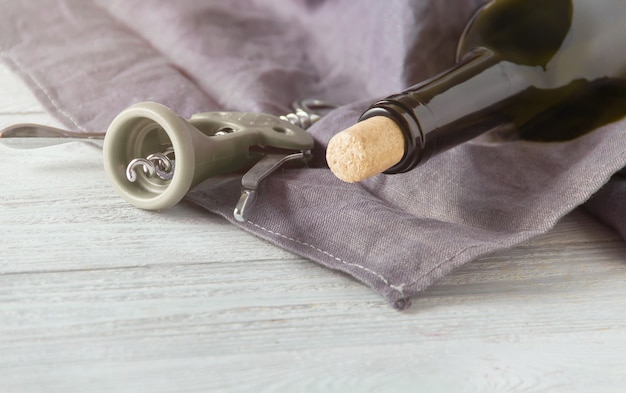 Botella de vino en mesa de madera blanca