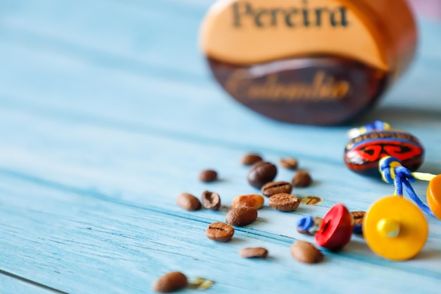 Una botella de vino con un montón de nueces en ella