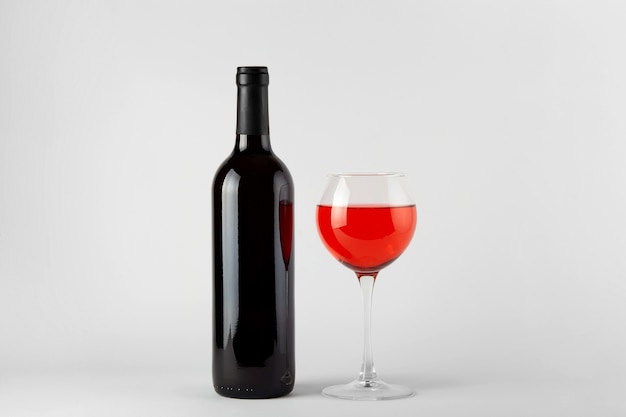 Botella de vino negro con vino tinto aislado en blanco