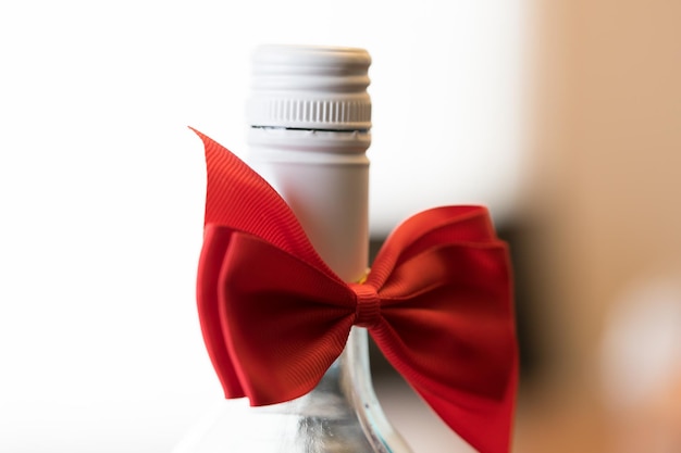 Botella de vino con pajarita roja Concepto de regalo de Navidad