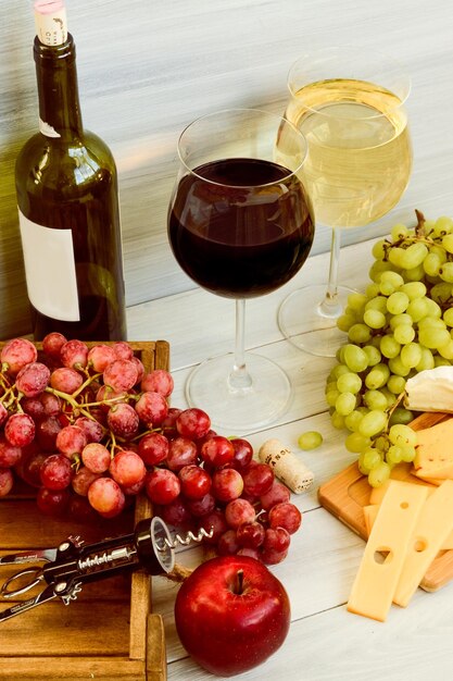 Una botella de vino y queso con uvas