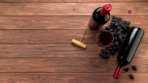 Foto botella de vino sobre fondo de madera