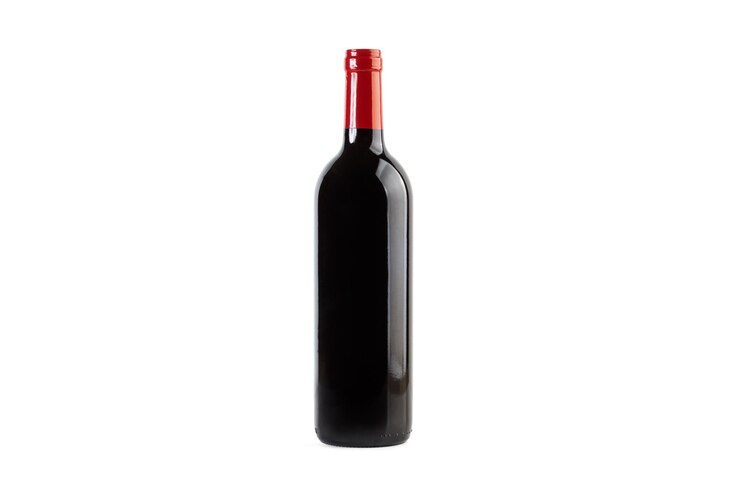 Una botella de vino tinto sobre un fondo blanco con espacio de copia