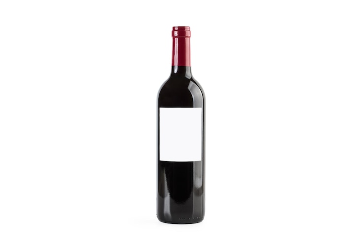 Una botella de vino tinto sobre un fondo blanco.