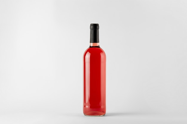 Botella de vino tinto con vino rosado aislado en blanco