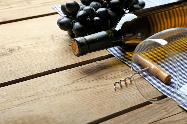 Foto botella de vino y uva en una mesa de madera