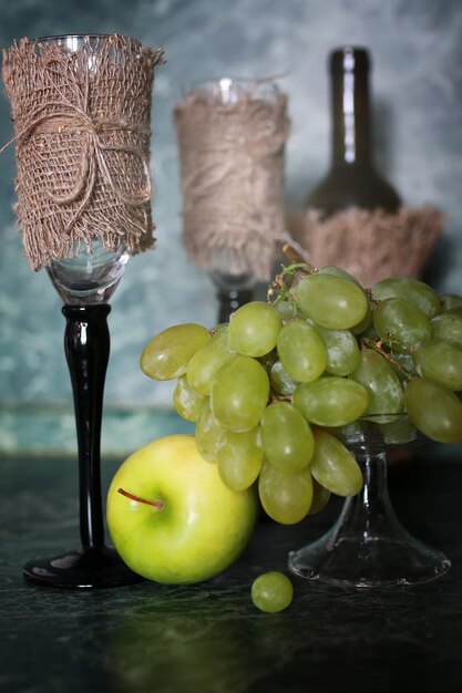 Botella de vino de uva verde sobre fondo