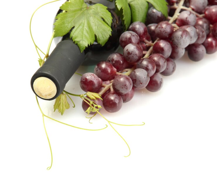 Foto botella de vino y uvas maduras aislado en blanco