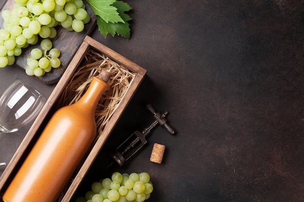 Botella de vino y uvas