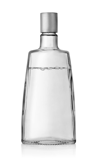 Botella de vodka aislado sobre un fondo blanco.