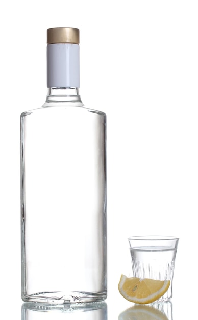 Botella de vodka y copa de vino con limón aislado en blanco