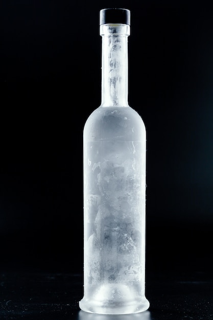 Botella de vodka frio