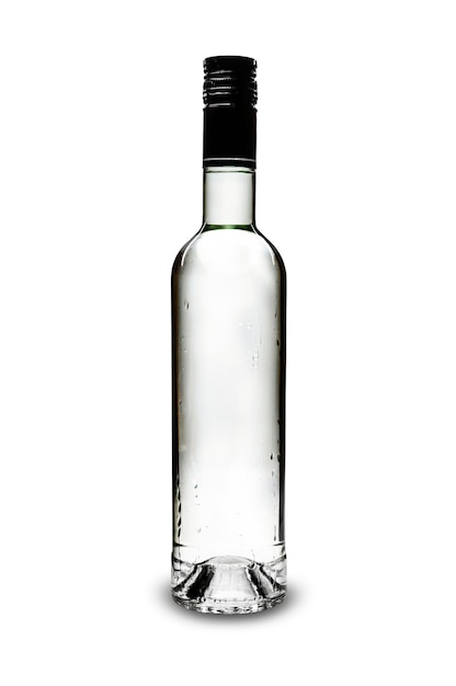 Botella de vodka o ginebra aislada sobre fondo blanco Botella empañada de vodka closeup Elemento para el diseño Botella de vidrio
