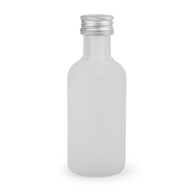 Foto botella de vodka y vaso de chupito con hielo
