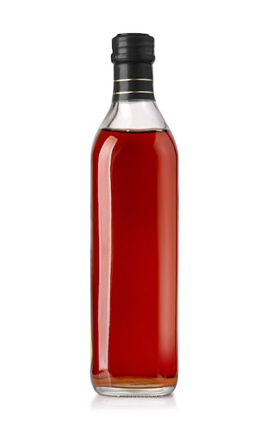 botella de whisky aislada en blanco