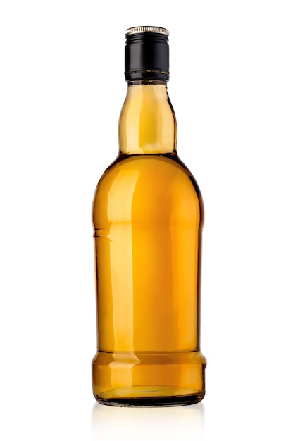 Botella de whisky aislado sobre fondo blanco,