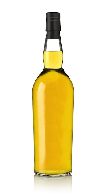 Botella de whisky aislado sobre fondo blanco.