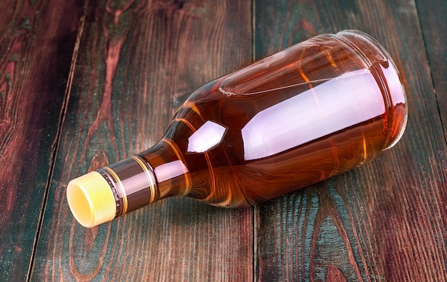 La botella de whisky en madera