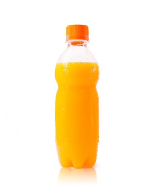 Botella del zumo de naranja aislada en el fondo blanco.