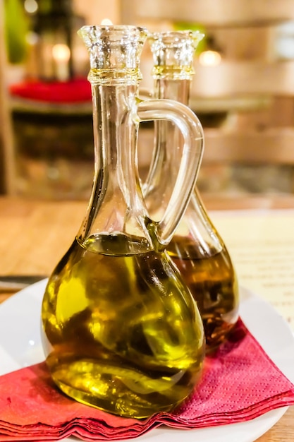 Botellas de aceite de oliva virgen extra orgánico en restaurante italiano