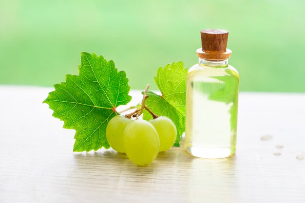 Botellas con aceite de uva en mesa