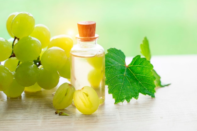 Botellas con aceite de uva en mesa