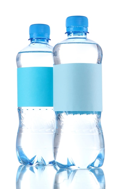 Foto botellas de agua aislado en blanco