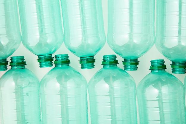 Foto botellas de agua de desecho de plástico verde vacías listas para ser recicladas