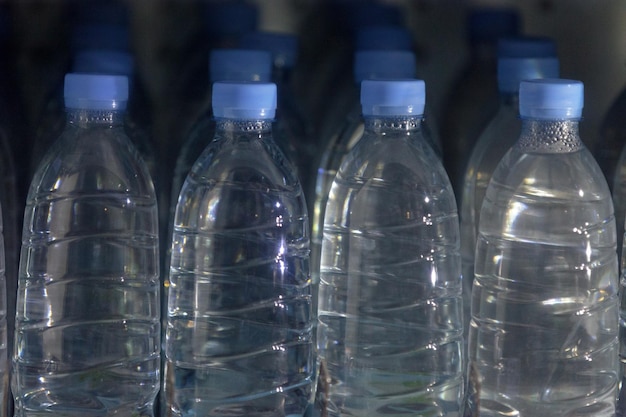 Botellas de agua en una máquina expendedora