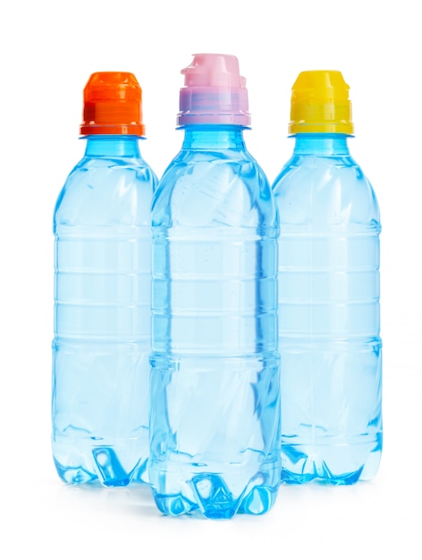 Botellas de agua mineral aisladas