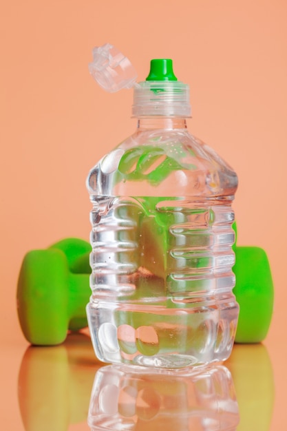 Botellas de agua de plástico sobre un fondo beige pastel