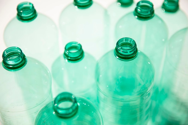 Botellas de agua de plástico verde usadas vacías para el concepto de medio ambiente de reciclaje