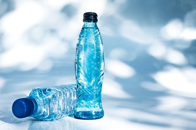 Botellas de agua sobre fondo azul.