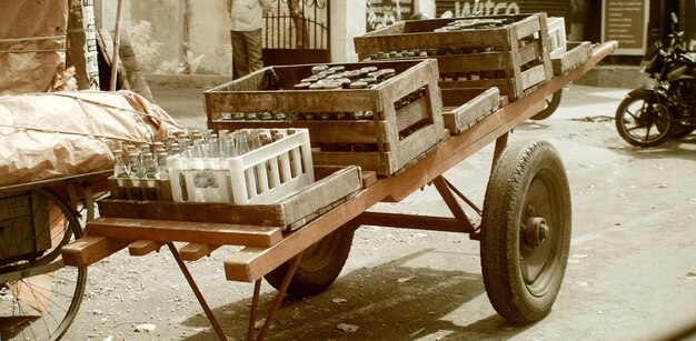 Foto botellas de bebidas frías en cajas de madera en el carro