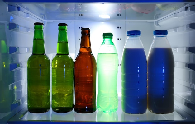 Botellas con bebidas en el frigorífico.