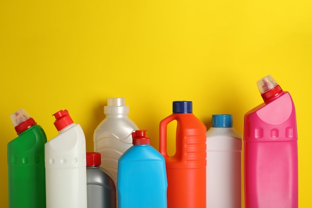 Botellas en blanco con detergente diferente en amarillo