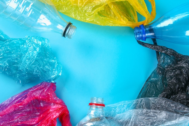 Foto botellas y bolsas plásticas usadas para reciclar el fondo, conceptual. cero desperdicio. contaminación