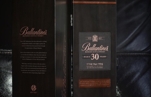 Botellas y cajas de licor como bebida xARegistrado el 18 de julio de 2023 en Rayong, Tailandia