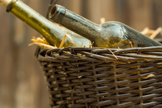 Botellas en canasta de picnic