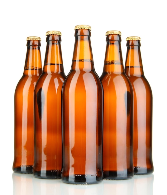 Botellas de cerveza aisladas en blanco