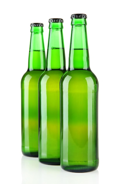 Botellas de cerveza aisladas en blanco